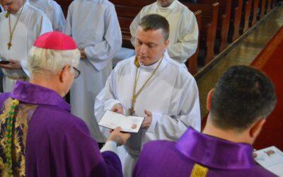 Bogaciej przy ołtarzu w Bazylice