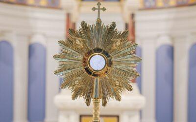 Dyżury wspólnot adoracji w Wielki Piątek i Wielką Sobotę